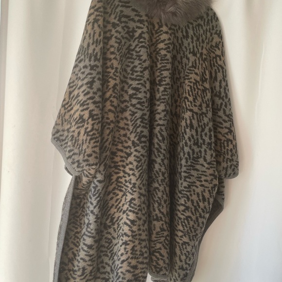 Nordstrom MODENA Gray and Black Patterned poncho with Faux Fur Trim NWT one size - Picture 5 of 5